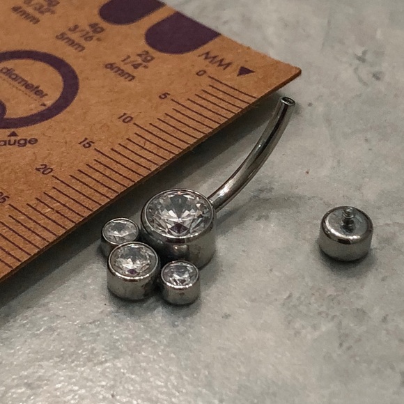 Anatometal 14G Titanium Navel Tri-Cluster CZ Stone - Picture 3 of 5